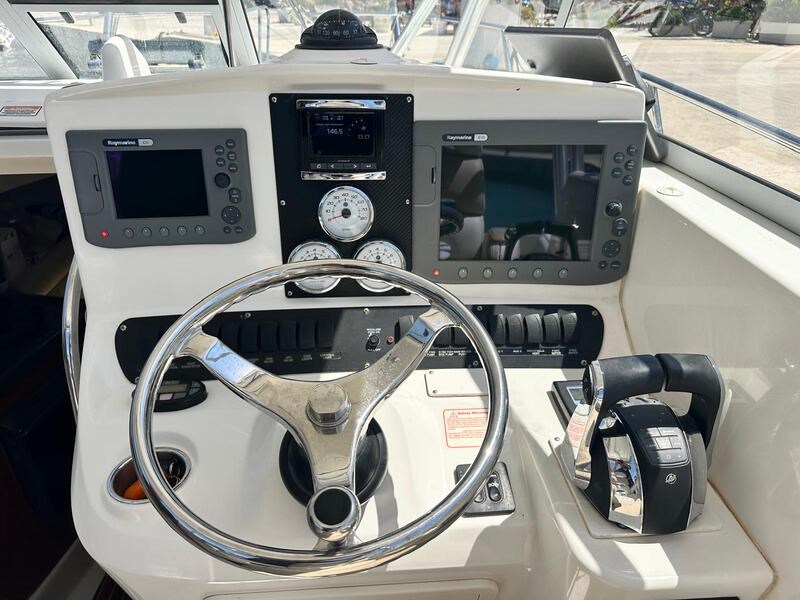 Boston Whaler 305 Conquest