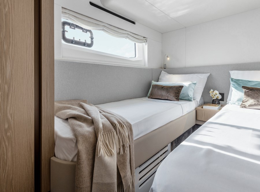 Azimut 53 Fly - White