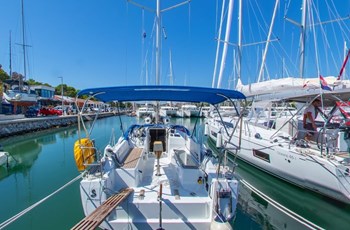 B Beneteau Oceanis 30.1 Noleggio Pula