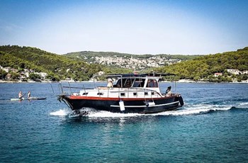 M Custom Bili Prenájom Bez Posádky Split