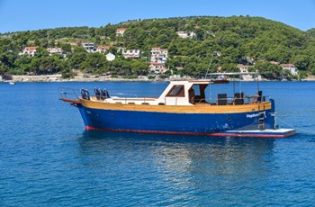 M Custom Vagabundo Prenájom Bez Posádky Split