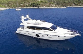 M Ferretti 630 Prenájom Bez Posádky Trogir