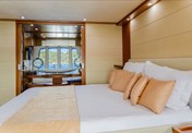 Ferretti 780