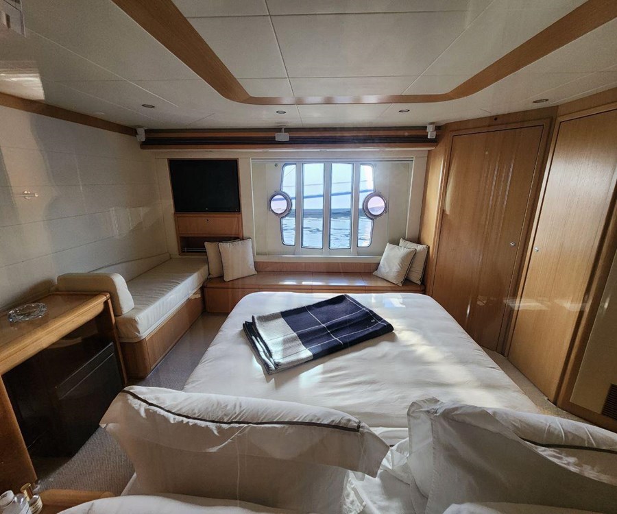 Ferretti 830