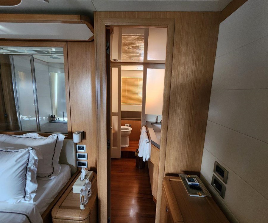 Ferretti 830