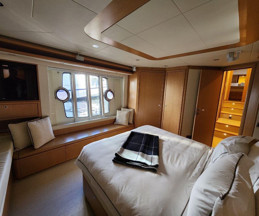 Ferretti 830