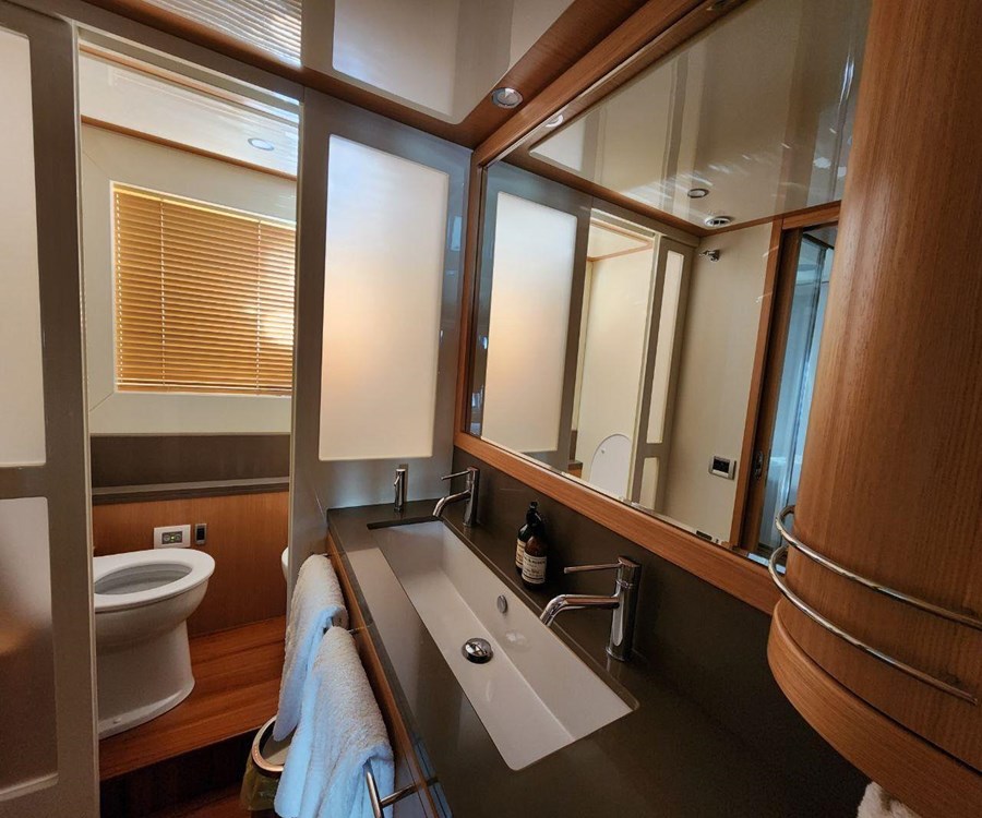 Ferretti 830