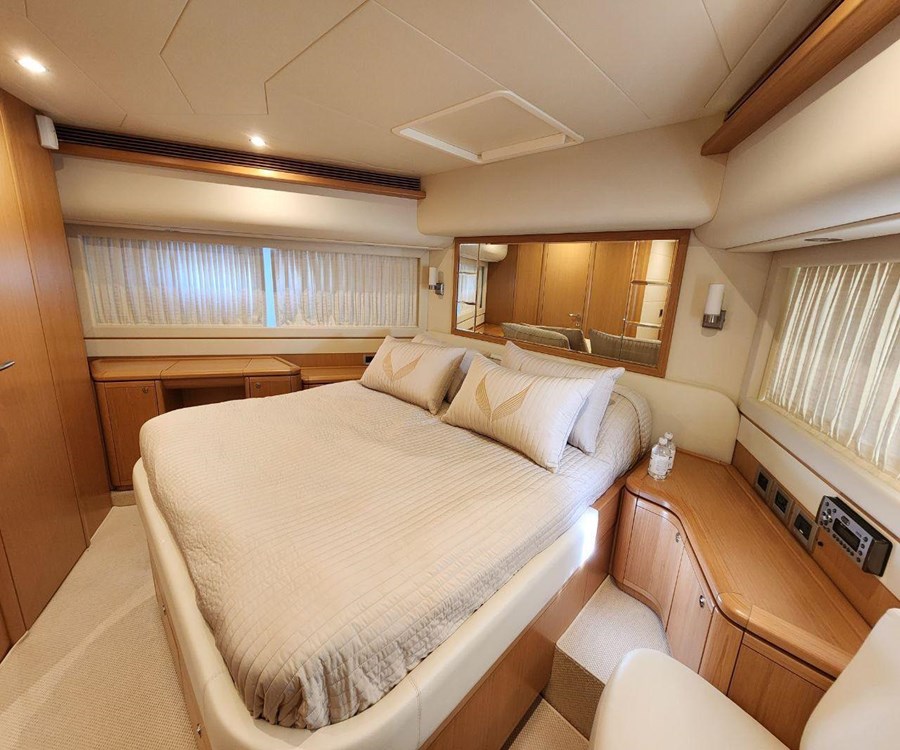 Ferretti 830