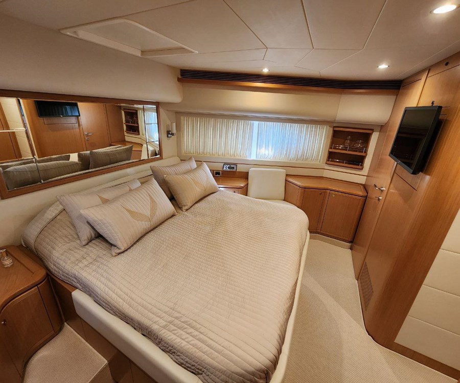 Ferretti 830