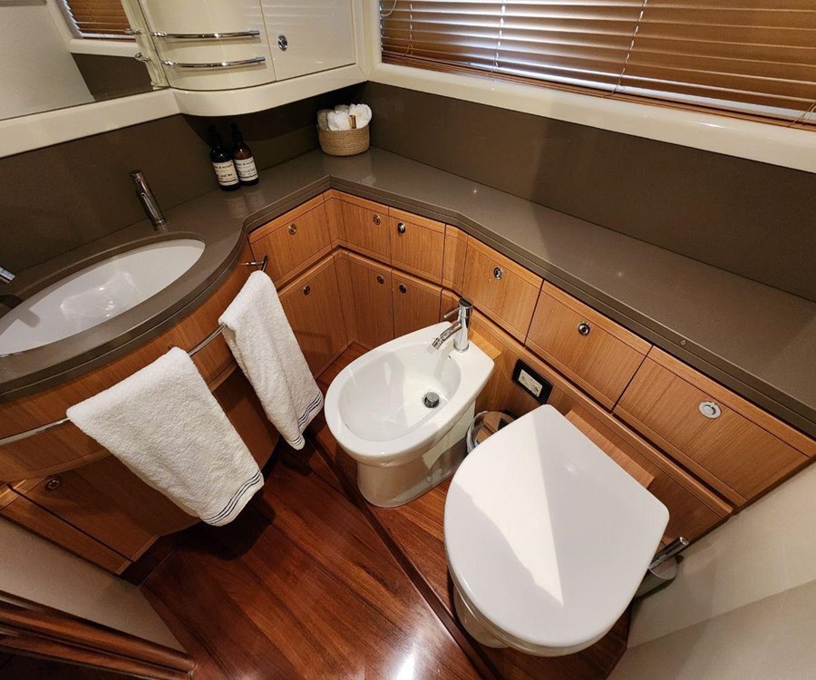 Ferretti 830