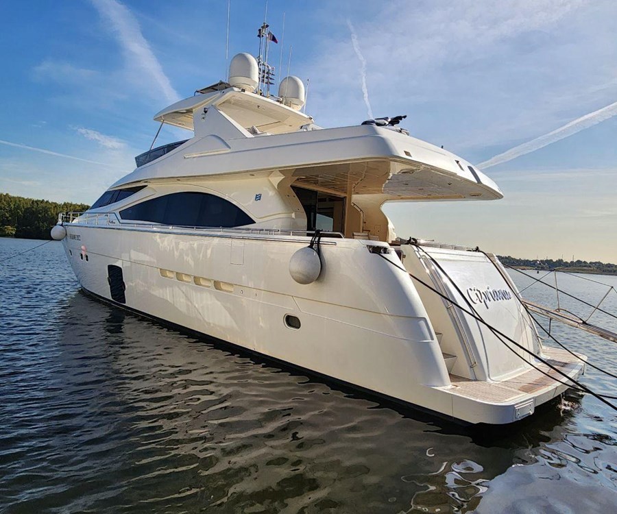 Ferretti 830