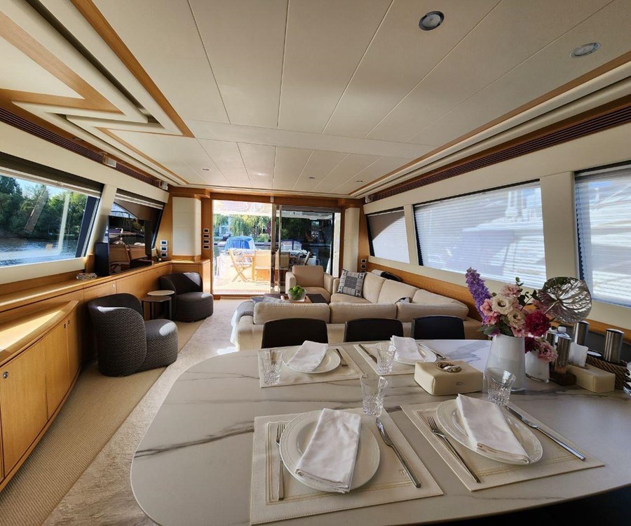 Ferretti 830