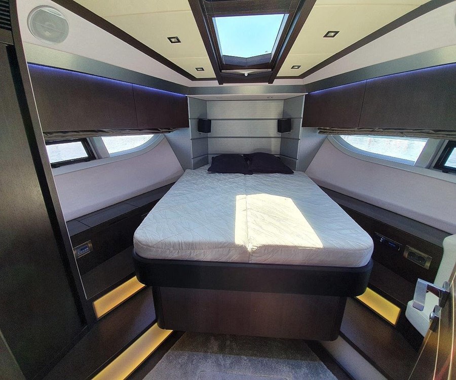 Galeon 700 Skydeck