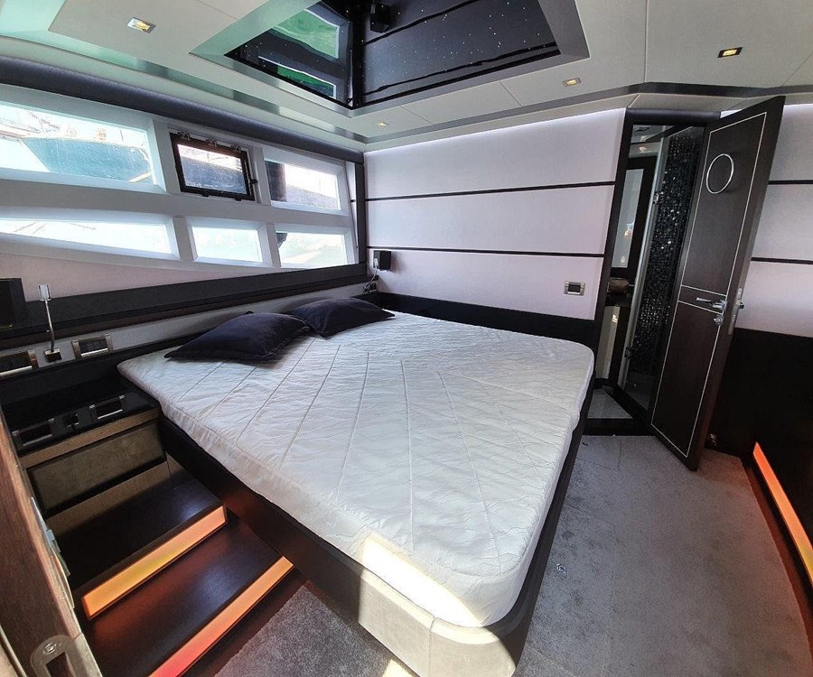 Galeon 700 Skydeck
