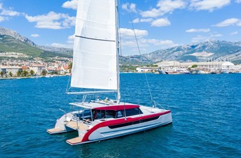 C Luna 49 Red Charter Split
