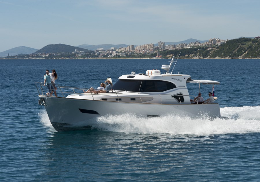 monachus yachts issa 45