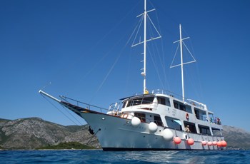 Motor-sailer Pape Prvi