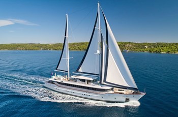 L S/Y Omnia Charter Split